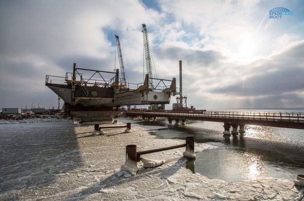 Строители сооружают морские пролеты моста в Крым Строители сооружают морские пролеты моста в Крым
