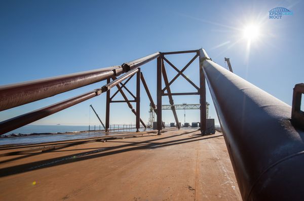 Строители сооружают морские пролеты моста в Крым Строители сооружают морские пролеты моста в Крым