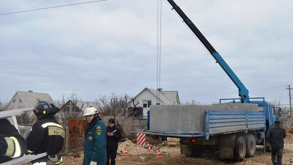 В Севастополе водитель крана, задев ЛЭП, получил удар током и упал в котлован