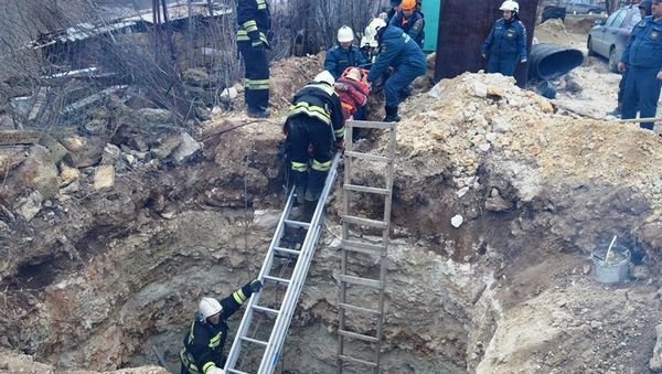 В Севастополе водитель крана, задев ЛЭП, получил удар током и упал в котлован