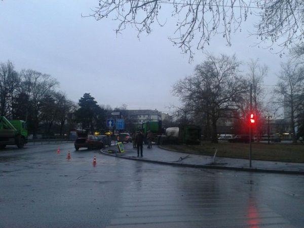 Мусоровоз перевернулся на газоне перед зданием Совета министров