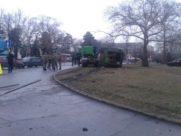 Мусоровоз перевернулся на газоне перед зданием Совета министров