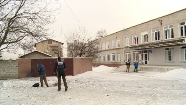Наблюдатели ОБСЕ обследовали пострадавшую от артобстрела школу в Донецке