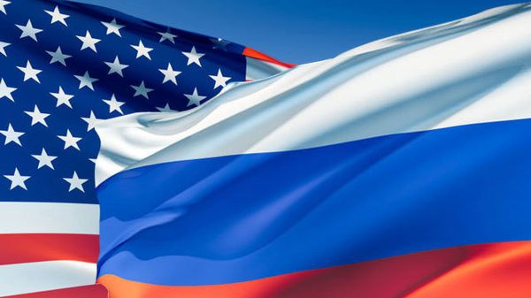 Флаг России и США. Архивное фото Флаг России и США. Архивное фото