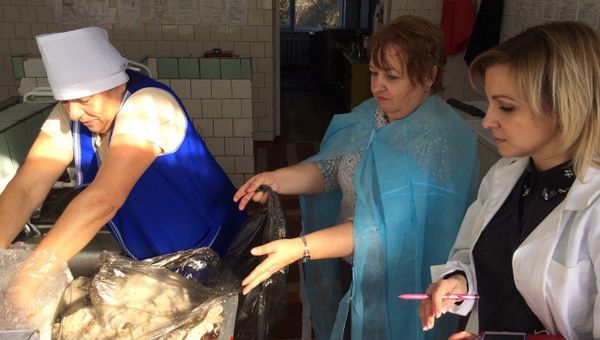 Уничтожение фальсифицированной продукции в школе и детсаду села Скворцово Симферопольского района