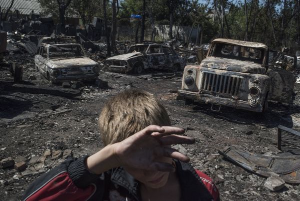 Автомобили, сгоревшие в результате обстрела украинскими силовиками, в поселке Лозовое города Донецка. Июль 2016 года.