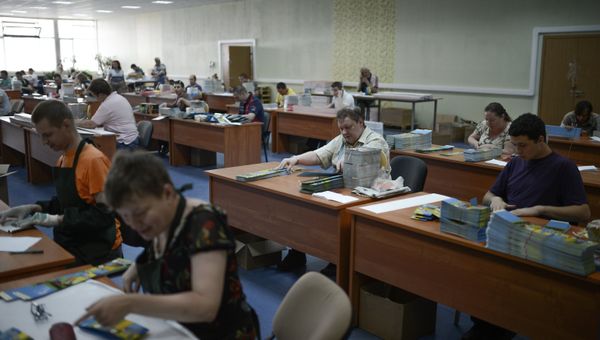 Люди с ограниченными возможностями работают в полиграфической мастерской