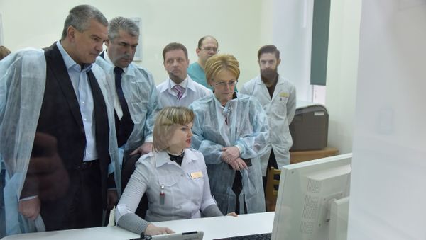 В Симферополе открыли Региональный сосудистый центр. В осмотре центра приняли участие министр здравоохранения РФ Вероника Скворцова (крайняя справа) и глава Республики Крым Сергей Аксенов (крайний слева)