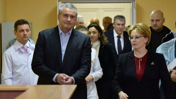 В Симферополе открыли Региональный сосудистый центр. В осмотре центра приняли участие министр здравоохранения РФ Вероника Скворцова (справа) и глава Республики Крым Сергей Аксенов (слева) В Симферополе открыли Региональный сосудистый центр. В осмотре центра приняли участие министр здравоохранения РФ Вероника Скворцова (справа) и глава Республики Крым Сергей Аксенов (слева)