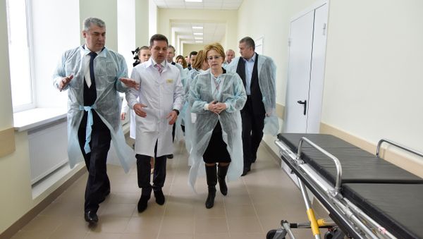 Открытие Регионального сосудистого центра в Симферополе. Слева направо: министр здравоохранения РК Александр Голенко, главный врач Республиканской клинической больницы имени Семашко Александр Остапенко, министр здравоохранения РФ Вероника Скворцова и глава Республики Крым Сергей Аксенов