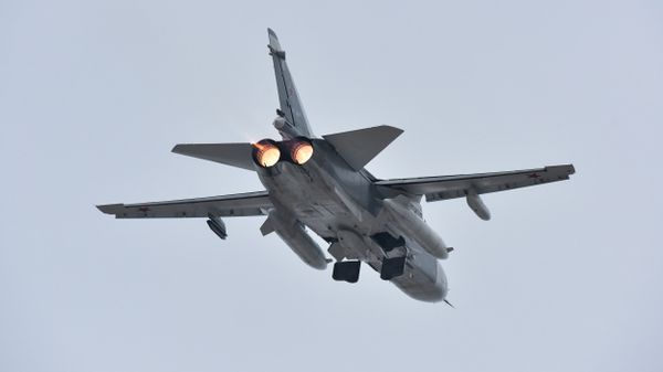 Су-24 во время взлета на аэродроме в Новофедоровке