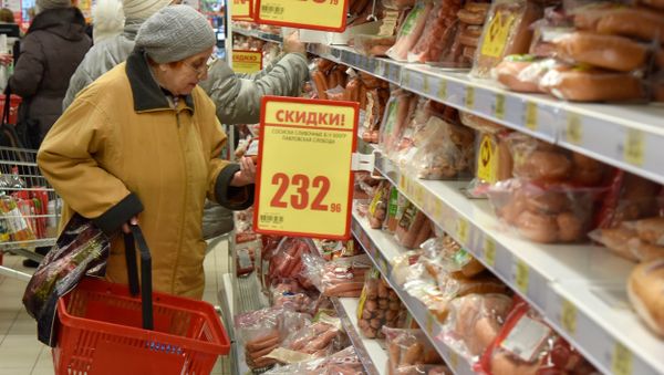Продукты на полках супермаркета