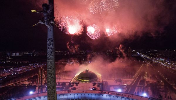 Праздничный салют в честь Дня защитника Отечества в Москве Праздничный салют в честь Дня защитника Отечества в Москве