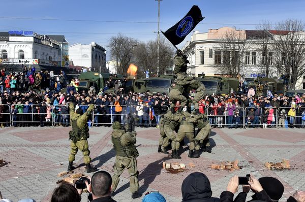 Показательные выступления военных во время праздничный мероприятий ко Дню защитника Отечества в Симферополе Показательные выступления военных во время праздничный мероприятий ко Дню защитника Отечества в Симферополе