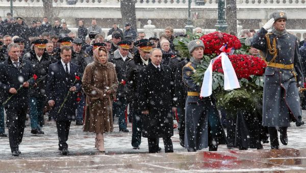 Церемония возложения венка к Могиле неизвестного солдата в День защитника Отечества