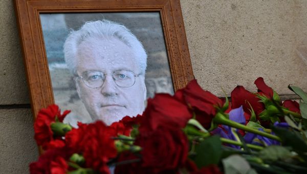 Цветы у здания МИД РФ в связи с кончиной постпреда России при ООН В.Чуркина