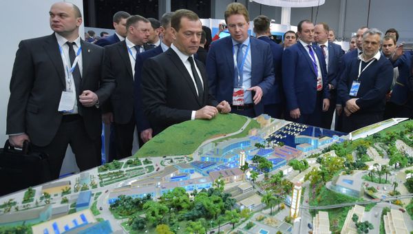 Премьер-министр РФ Дмитрий Медведев ознакомился со стендом Севастополя на Российском инвестиционном форуме в Сочи