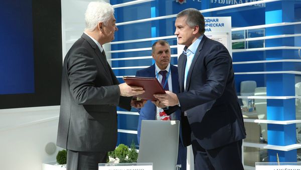 Российский инвестиционный форум в Сочи. Подписание соглашения между Советом министров Республики Крым и ООО ЭТЦ в Парковом
