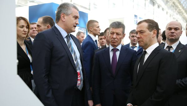 Российский инвестиционный форум в Сочи. Слева направо: глава Республики Крым Сергей Аксенов, вице-премьер-министр правительства РФ Дмитрий Козак, премьер-министр правительства РФ Дмитрий Медведей
