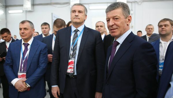 Российский инвестиционный форум в Сочи. Слева направо: председатель Государственного Совета РК Владимир Константинов, глава Республики Крым Сергей Аксенов, вице-премьер-министр правительства РФ Дмитрий Козак
