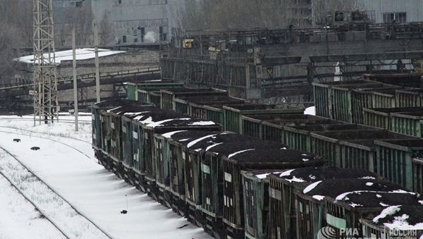 Вагоны с углем на железнодорожном вокзале Донецка