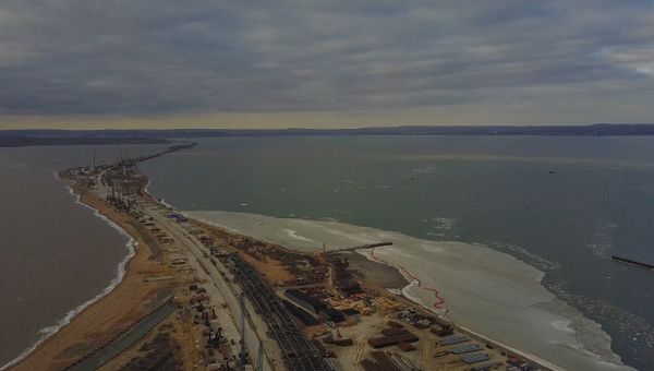Строительные работы моста через Керченский пролив. Съемка с дрона