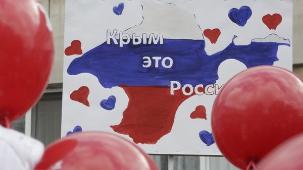 Участники праздничного профлеш-парада Наша Крымская весна