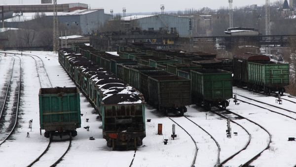 Вагоны с углем на железнодорожном вокзале Донецка
