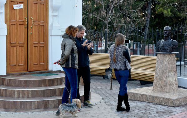 Бюст Николая II на территории часовни в честь святых царственных страстотерпцев государя Николая II и его семьи, расположенной возле прокуратуры Республики Крым