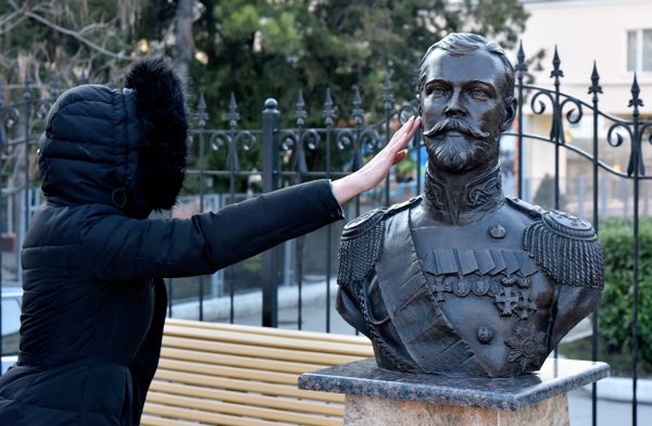 Бюст Николая II на территории часовни в честь святых царственных страстотерпцев государя Николая II и его семьи, расположенной возле прокуратуры Республики Крым 