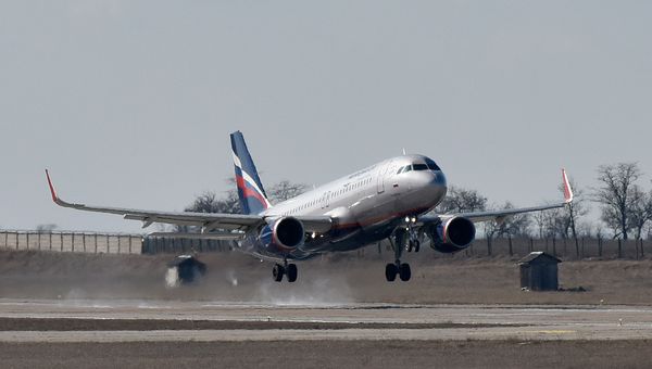Самолет в аэропорту Симферополь