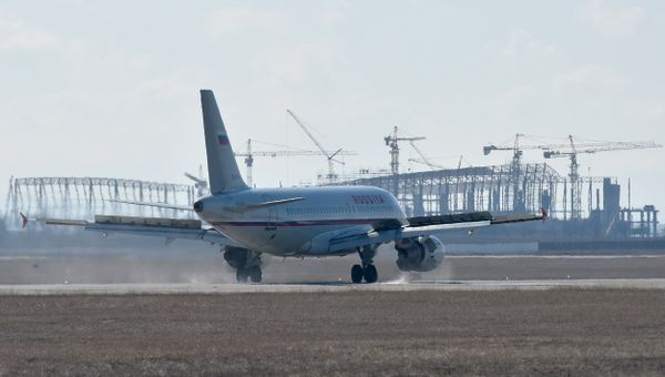 Взлет самолета в аэропорту Симферополь