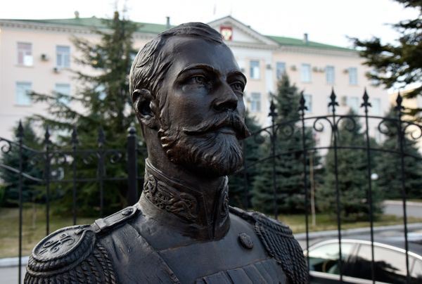 Бюст Николая II на территории часовни в честь святых царственных страстотерпцев государя Николая II и его семьи, расположенной возле прокуратуры Республики Крым 