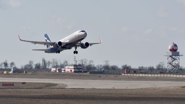 Взлет самолета в аэропорту Симферополь Взлет самолета в аэропорту Симферополь