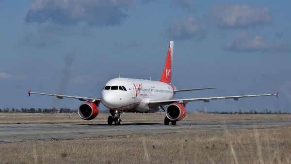 Самолет в аэропорту Симферополь