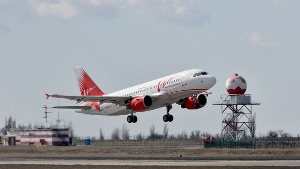 Взлет самолета в аэропорту Симферополь