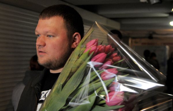 Покупатель цветочного рынка в Симферополе накануне 8 Марта 
