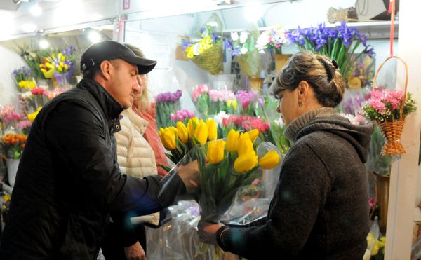 Торговля цветами в Симферополе накануне 8 Марта 