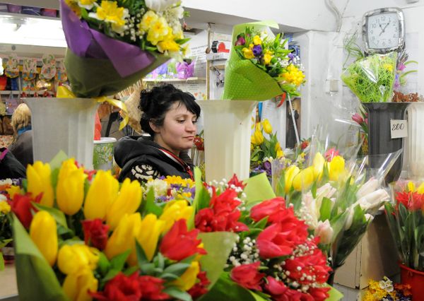 Торговля цветами в Симферополе накануне 8 Марта 