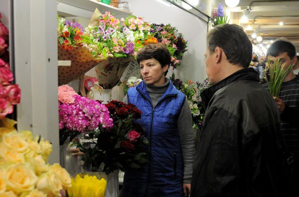 Торговля цветами в Симферополе накануне 8 Марта