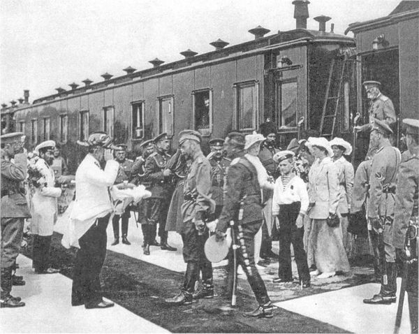 Встреча императора Николая II и его семьи на железнодорожном вокзале в Евпатории, май 1916 года.