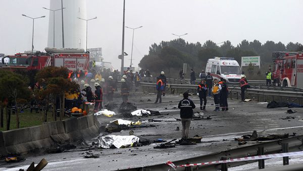 Пожарные на месте разбившегося в Стамбуле вертолета Пожарные на месте разбившегося в Стамбуле вертолета