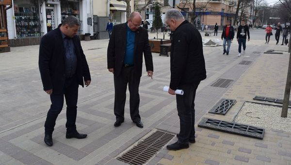 Глава администрации Симферополя Геннадий Бахарев (в центре) провел выездное совещание на улице Пушкина Глава администрации Симферополя Геннадий Бахарев (в центре) провел выездное совещание на улице Пушкина