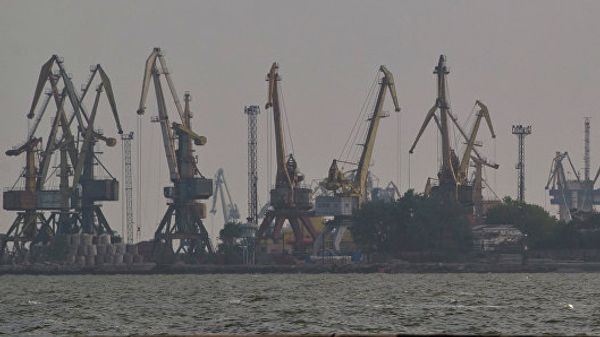 Мариуполь. Вид на порт с Азовского моря. Архивное фото Мариуполь. Вид на порт с Азовского моря. Архивное фото