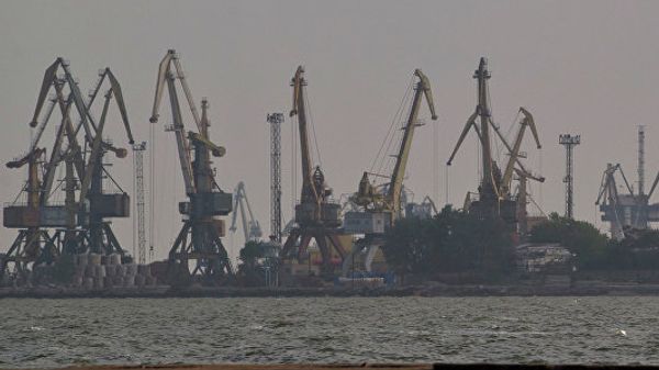 Мариуполь. Вид на порт с Азовского моря. Архивное фото