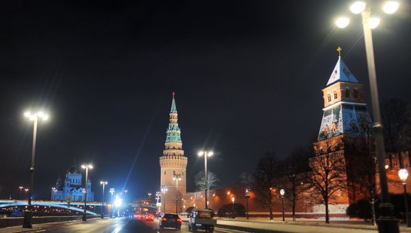 Кремлевская набережная в Москве