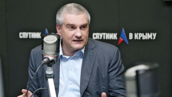 Глава Республики Крым Сергей Аксенов в студии радио Спутник в Крыму. Архивное фото