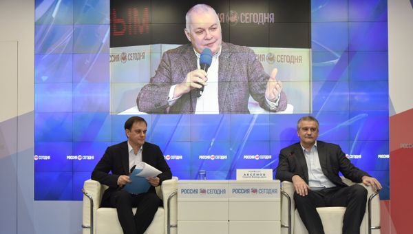 Пресс-конференция в формате видеомоста Симферополь – Москва главы Республики Крым Сергея Аксенова