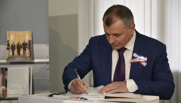 Председатель Государственного Совета РК Владимир Константинов подписывает свою книгу Председатель Государственного Совета РК Владимир Константинов подписывает свою книгу