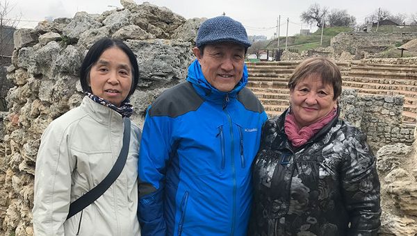 Внучатый племянник Мао Цзэдуна Цао Юньшань (в центре) посетил Херсонес Таврический